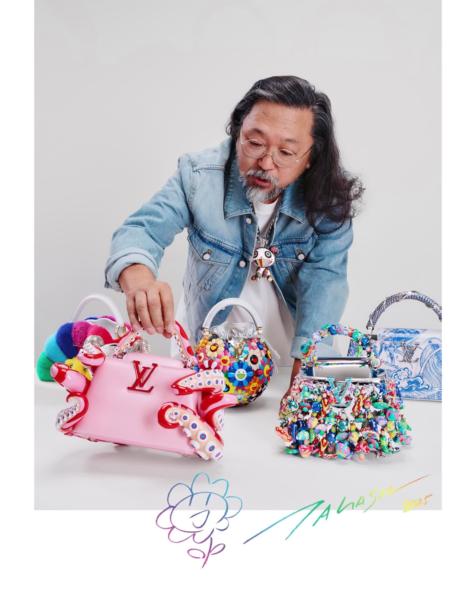 Murakami&nbsp; đang sắp đặt các tác phẩm thời trang của mình.