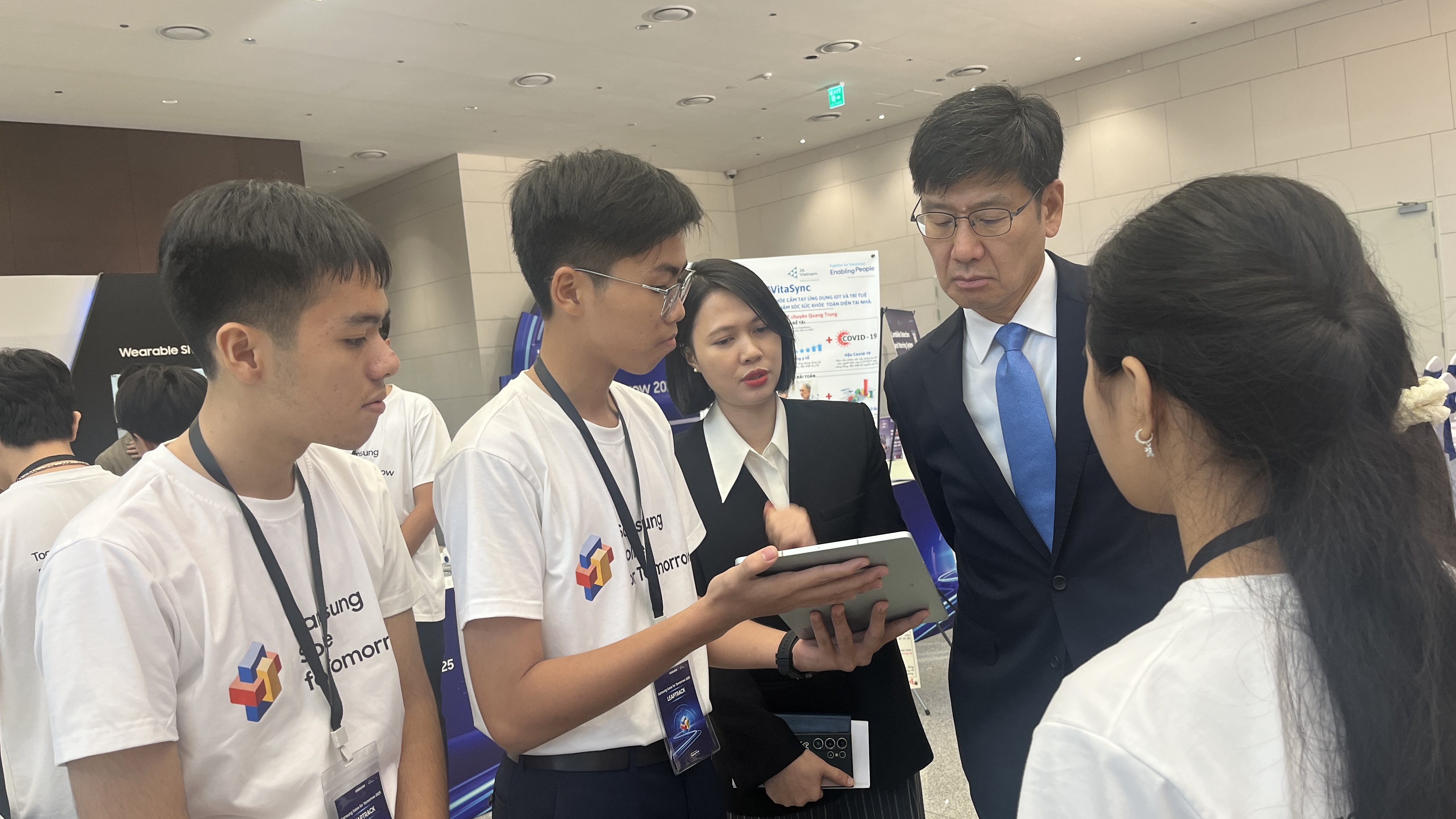 Ông Na Ki Hong, Tổng Giám đốc Samsung Việt Nam lắng nghe phần trình bày của các đội thi.&nbsp;