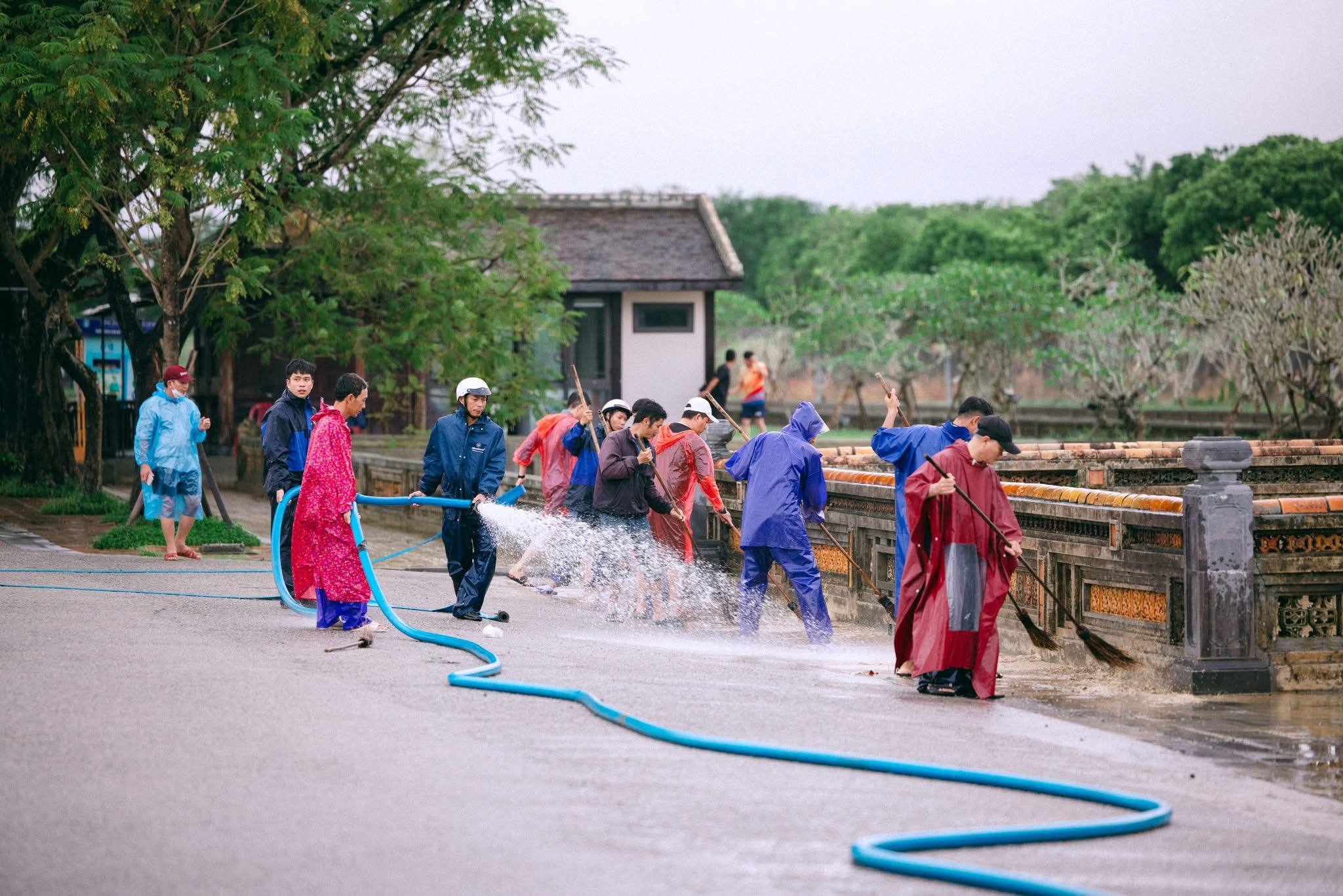 Sau khi nước rút đi, gần 200 cán bộ, nhân viên Trung tâm Bảo tồn Di tích Cố đô Huế đã được huy động tỏa về các điểm di tích trọng yếu như&nbsp;Đại Nội﻿, lăng Tự Đức, lăng Minh Mạng, lăng Khải Định, cung An Định… để khơi thông nước đọng, xúc bùn, rửa sân gạch và lau chùi nội thất.