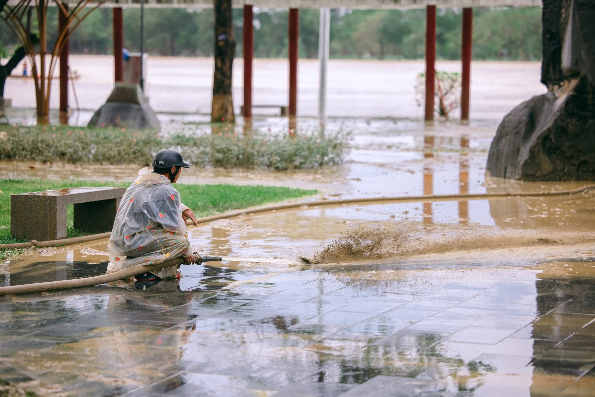 Việc vệ sinh tại các khu vực công cộng được thực hiện theo hình thức cuốn chiếu, “nước rút đến đâu, vệ sinh đến đó”; đồng thời tổ chức tiêu độc, khử khuẩn môi trường, phòng ngừa dịch bệnh, đảm bảo an toàn vệ sinh sau mưa lũ.&nbsp;