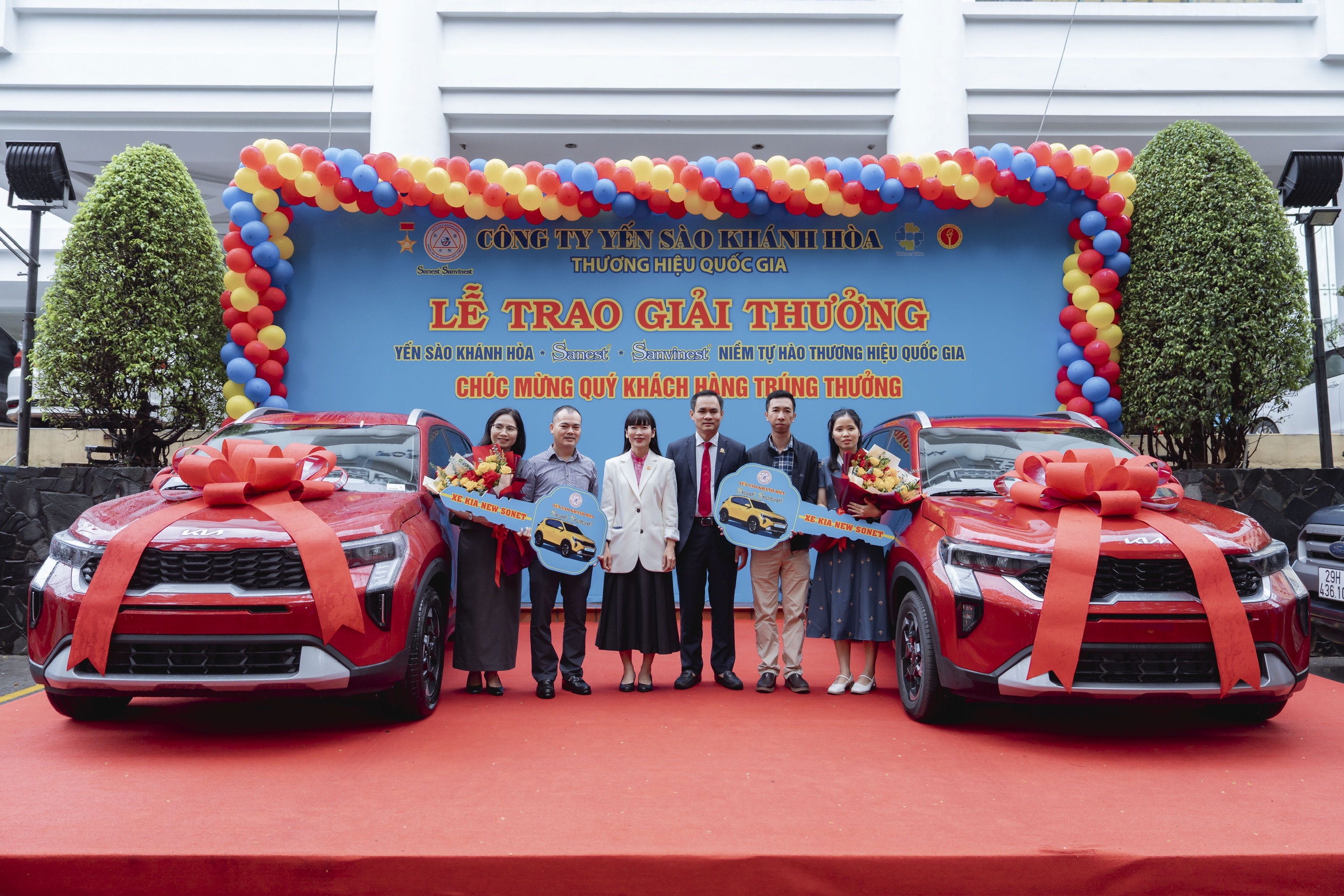 Hai khách hàng miền Bắc trúng ô tô Kia New Sonet trong chương trình Tri ân của Yến sào Khánh Hòa