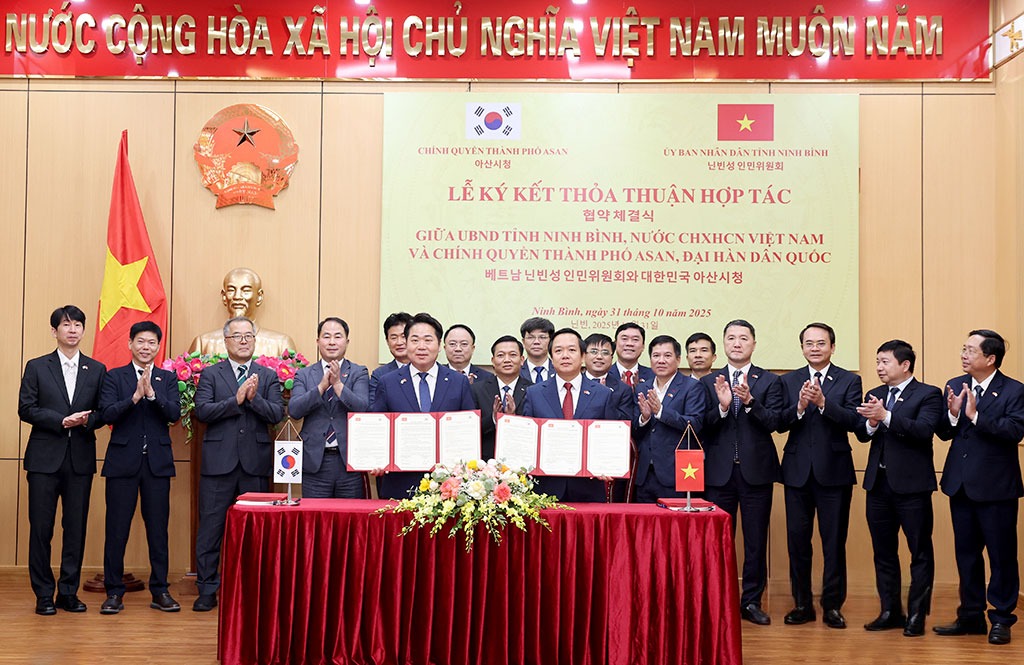 Ông Phạm Quang Ngọc, Chủ tịch UBND tỉnh Ninh Bình và Thị trưởng thành phố Asan Oh Sae Hyun ký kết 2 thoả thuận hợp tác. Ảnh: Minh Quang