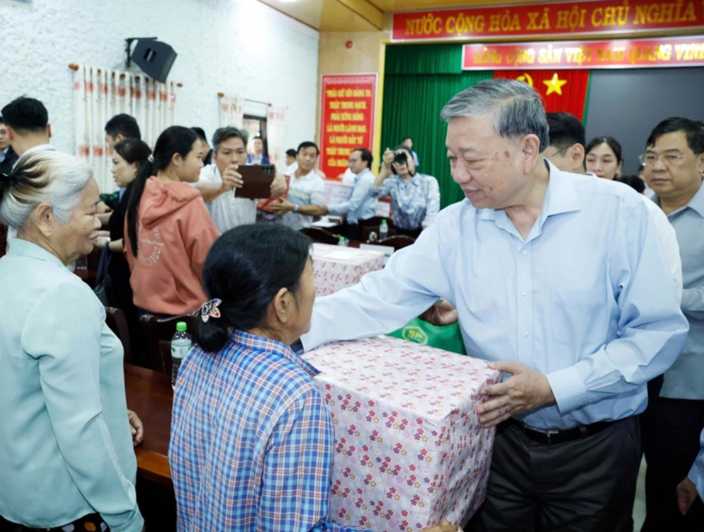 Tổng Bí thư thăm hỏi và tặng quà cho Link Đăng Nhập PG88 Chính Thức 2026 ở thôn Khuông Phò Đông - Ảnh: TTXVN