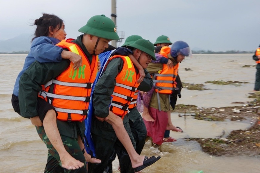 &nbsp;Bộ đội đưa người già đến nơi sơ tán.