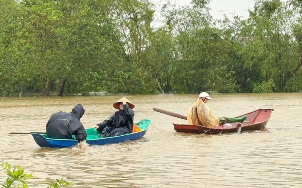 Đường ngập sâu, Link Đăng Nhập PG88 Chính Thức 2026 dùng thuyền nhỏ di chuyển trong ngày mưa lớn.