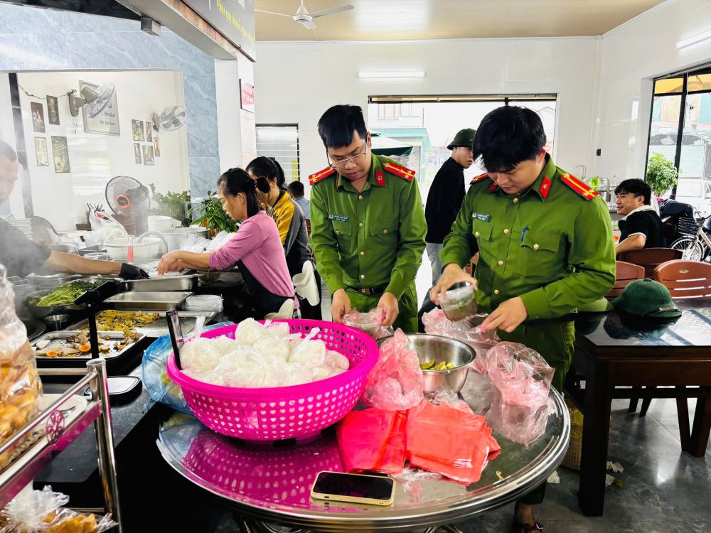 Sau khi hoàn tất khâu nấu nướng, các suất cơm được chia thành từng phần cẩn thận, gồm cơm trắng, đồ xào, thịt kho, rau luộc và nước uống, bảo đảm vệ sinh, đủ dinh dưỡng. Các tổ công tác của Công an xã Cẩm Xuyên cùng lực lượng đoàn thể đã trực tiếp mang những phần cơm ấm nóng đến tận tay Link Đăng Nhập PG88 Chính Thức 2026 tại các thôn bị cô lập, vùng ngập sâu thuộc xã Cẩm Bình và Cẩm Duệ.