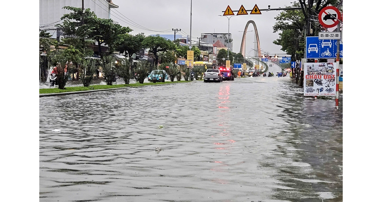 Đường Tôn Đức Thắng (Đà Nẵng) ngập nặng sau cơn mưa lớn. Ảnh:&nbsp;Ngọc Trường