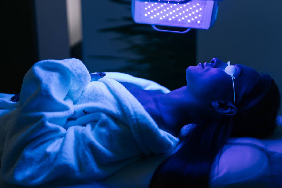 Thiết bị sử dụng ánh sáng xanh thường xuyên được sử dụng trong các spa y tế hoặc phòng thẩm mỹ.