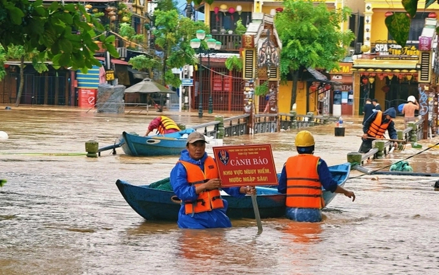 Thủ tướng chỉ đạo tập trung khắc phục nhanh hậu quả mưa lũ tại Trung Bộ