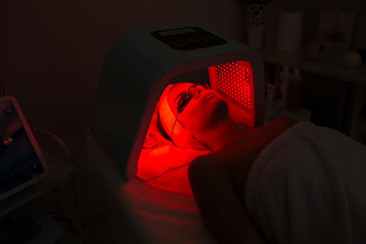 Các đèn LED đỏ và xanh thực ra không được sử dụng nhiều trong y học, nhưng có thể giúp ích cho một số tình trạng da nhất định.