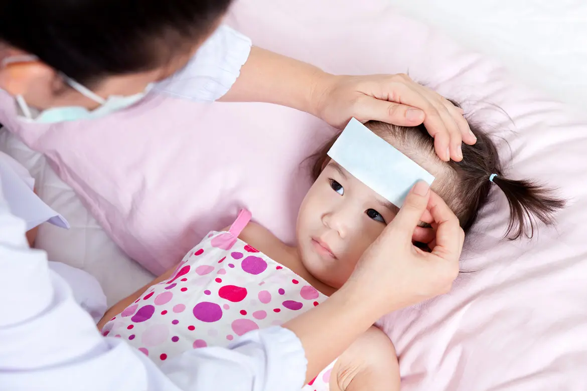 Sốt cao&nbsp;kéo dài có thể gây co giật, mất nước, rối loạn tri giác, đặc biệt ở trẻ nhỏ.