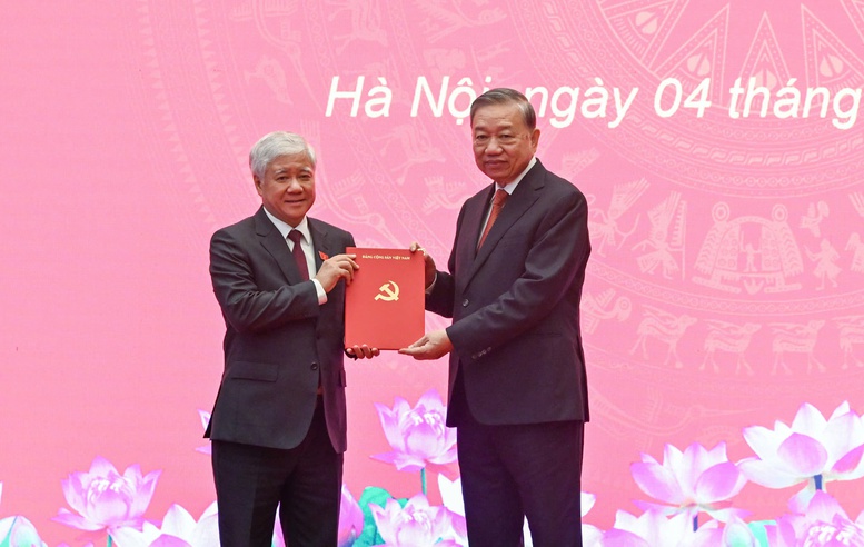 Pg88vn.top Casino online, Thể thao, Xổ số, Bắn cá, Đá gà, Nổ hũ Tô Lâm trao Quyết định của Bộ Chính trị phân công, chỉ định đồng chí Đỗ Văn Chiến giữ chức Phó Bí thư Thường trực Đảng uỷ PG88 ⭐ Link trang chủ số 1 nhà cái PG88 com casino slot. Ảnh: VGP