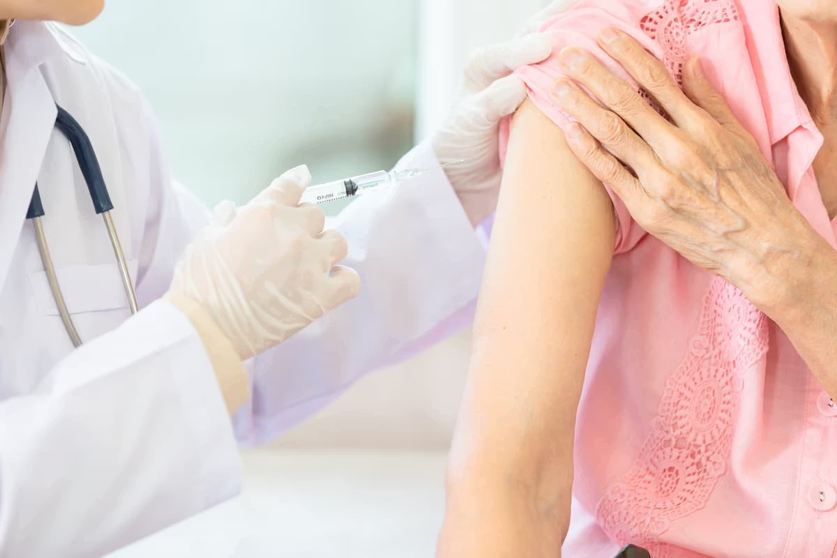 Tiêm chủng là giải pháp chủ động giúp người cao tuổi phòng ngừa bệnh tật, giảm nhập viện.