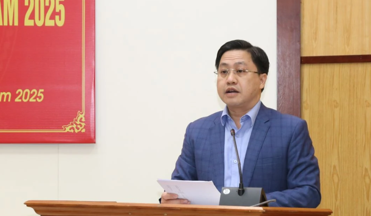 Lãnh đạo Sở Nông nghiệp và Môi trường Thanh Hóa&nbsp;thông tin về tình hình thực hiện giải phóng mặt bằng; giải quyết thực trạng khan hiếm nguồn vật liệu xây dựng.