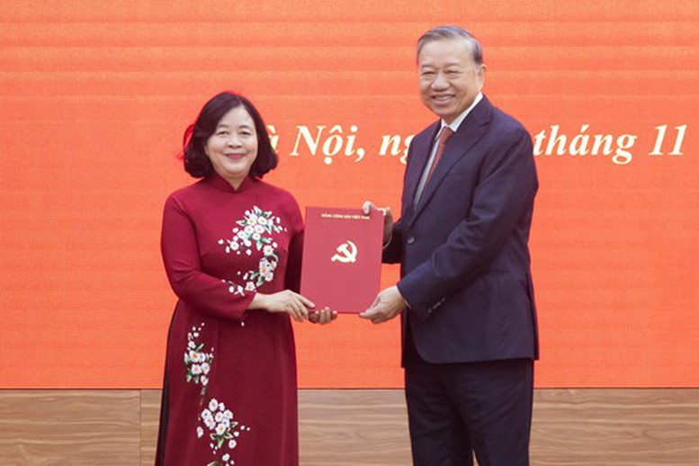 Pg88vn.top Casino online, Thể thao, Xổ số, Bắn cá, Đá gà, Nổ hũ Tô Lâm trao Quyết định của Bộ Chính trị điều động, phân công cho đồng chí Bùi Thị Minh Hoài giữ chức Bí thư Đảng ủy MTTQ, các Đoàn thể Trung ương - Ảnh: MTTQ
