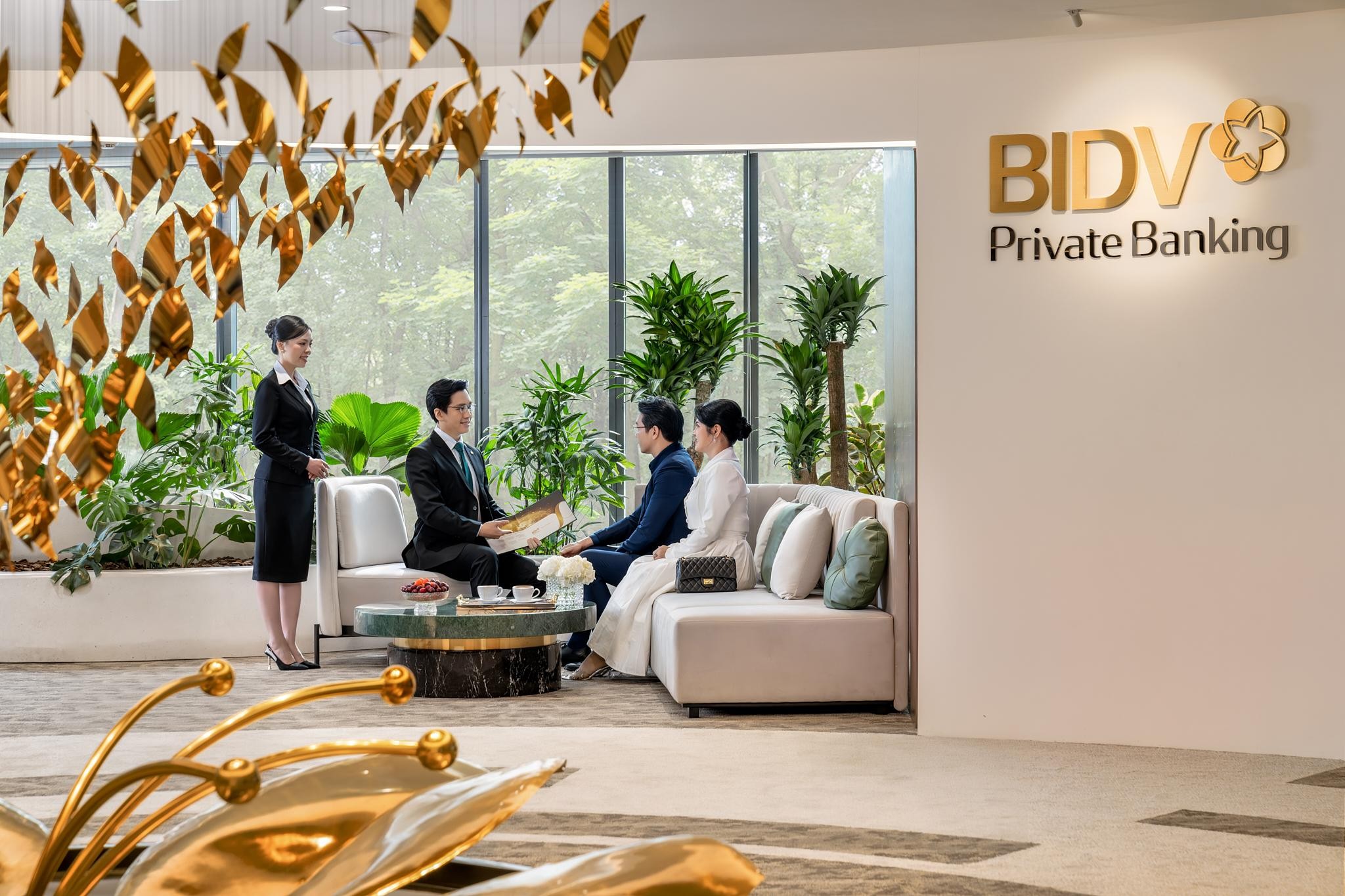 Khách hàng được các chuyên gia tư vấn cao cấp - Private Banker - tiếp đón tại&nbsp;Trung tâm Khách hàng cá nhân cao cấp TP. Hồ Chí Minh.