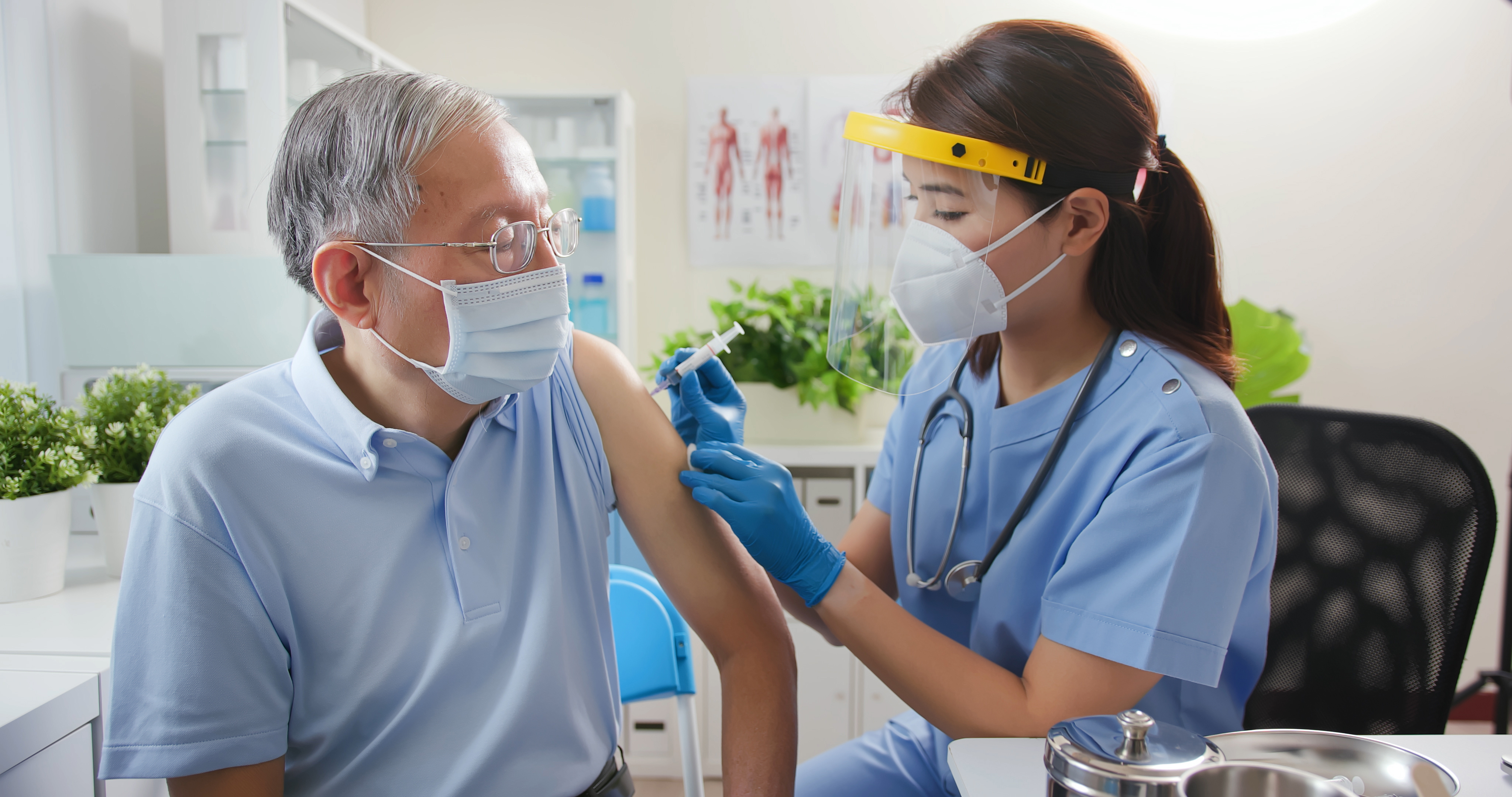 Tiêm chủng không chỉ dành cho trẻ em, mà còn quan trọng với người cao tuổi.