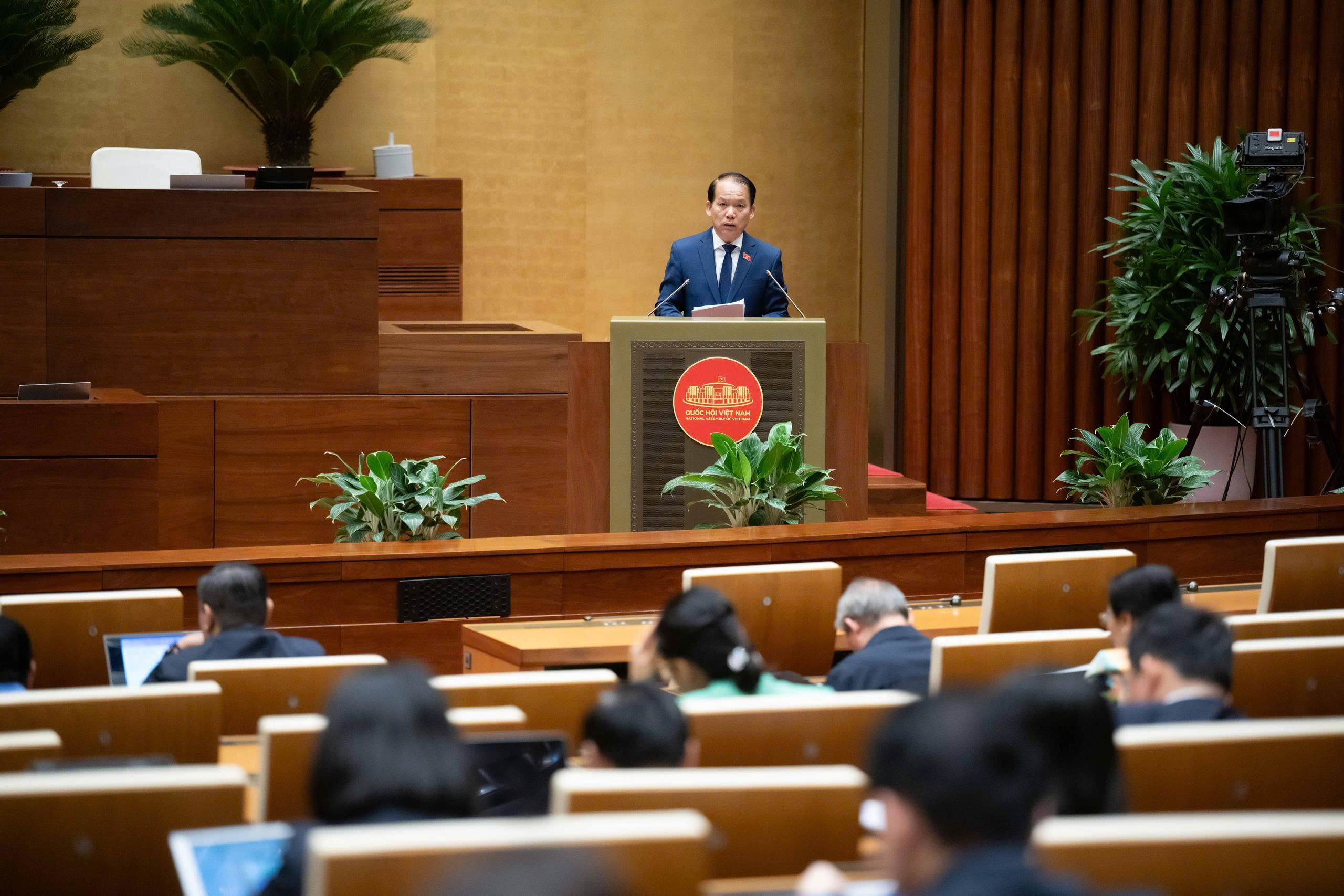 Chủ nhiệm Ủy ban Pháp luật và Tư pháp của Link Trang Chủ PG88.Com Mới #2026 Hoàng Thanh Tùng trình bày Báo cáo thẩm tra Pg88vn.top độc quyền mỗi ngày Luật Thi hành án dân sự (sửa đổi).&nbsp;Ảnh: Link Trang Chủ PG88.Com Mới #2026.