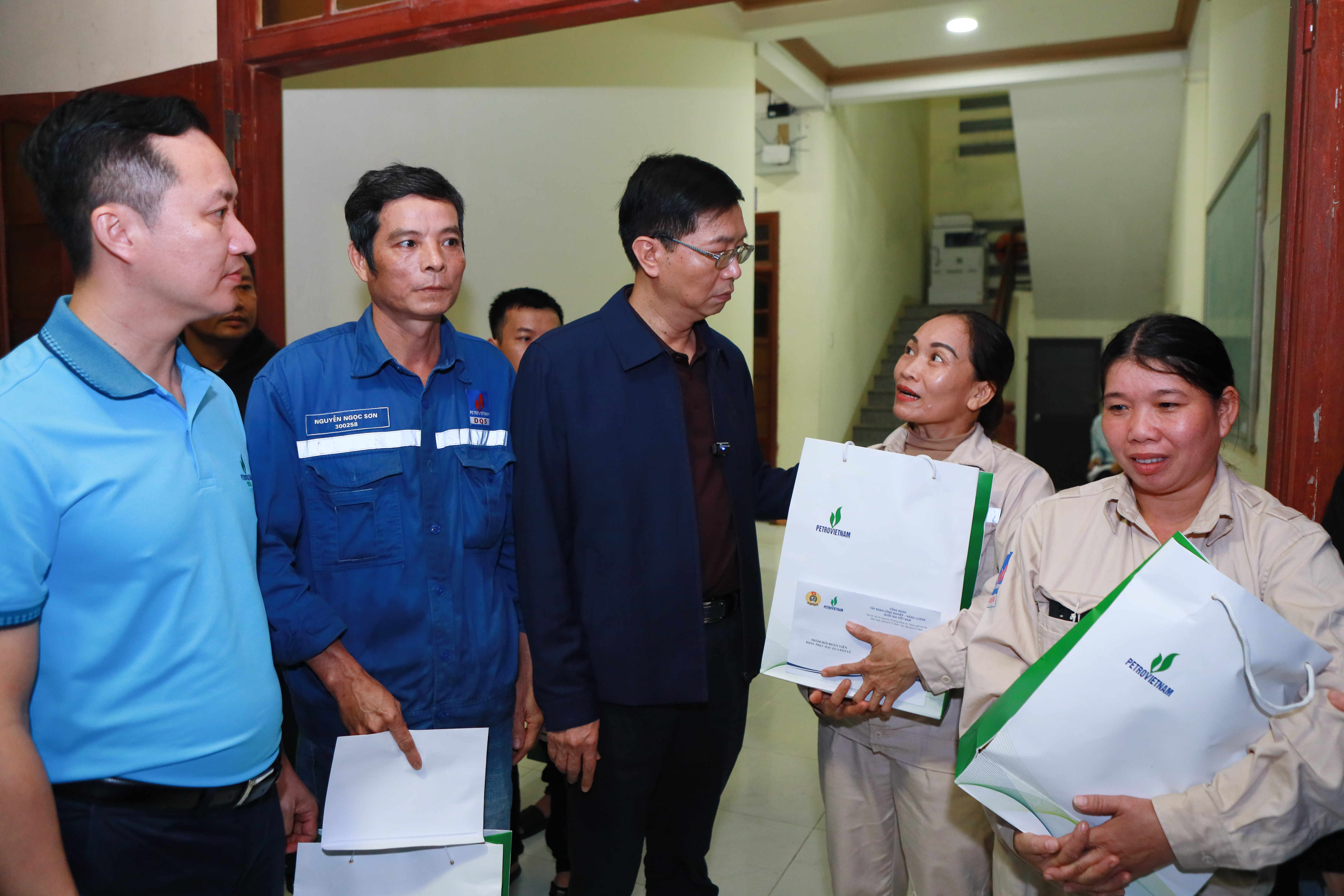 Đoàn công tác Petrovietnam tặng quà, thăm hỏi người PG88 Sòng bạc trực tuyến TOP 1 Việt Nam | Casino, Nổ Hũ tại các đơn
vị thành viên.