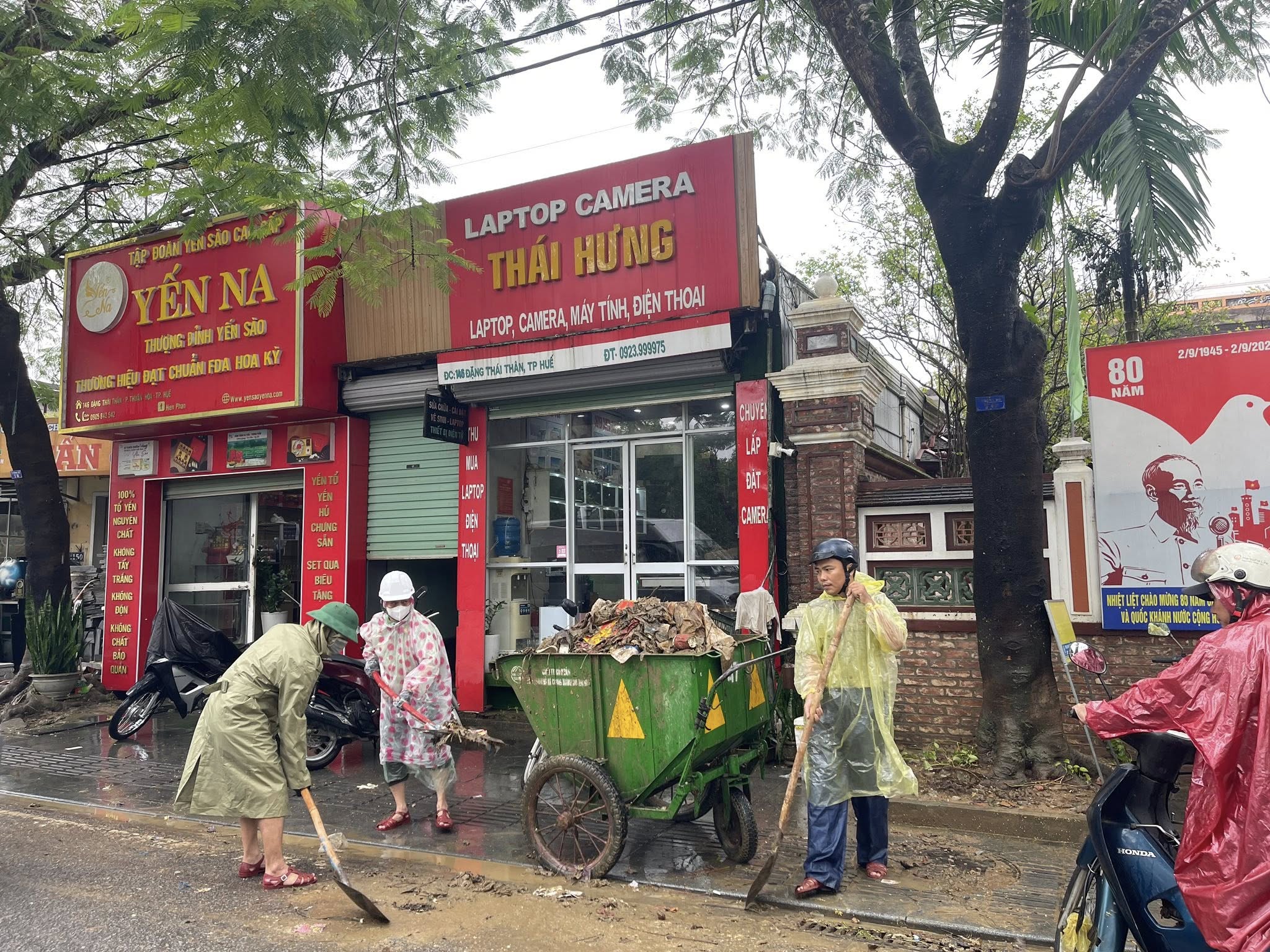 Ngày 5/11, trên tuyến đường Đặng Thái Thân, thành phố Huế lực lượng kiểm lâm Huế cùng lực lượng chức năng địa phương và Link Đăng Nhập PG88 Chính Thức 2026 thu gom rác thải tuyến đường, góp phần mang lại diện mạo sạch đẹp cho thành phố sau mưa lũ.