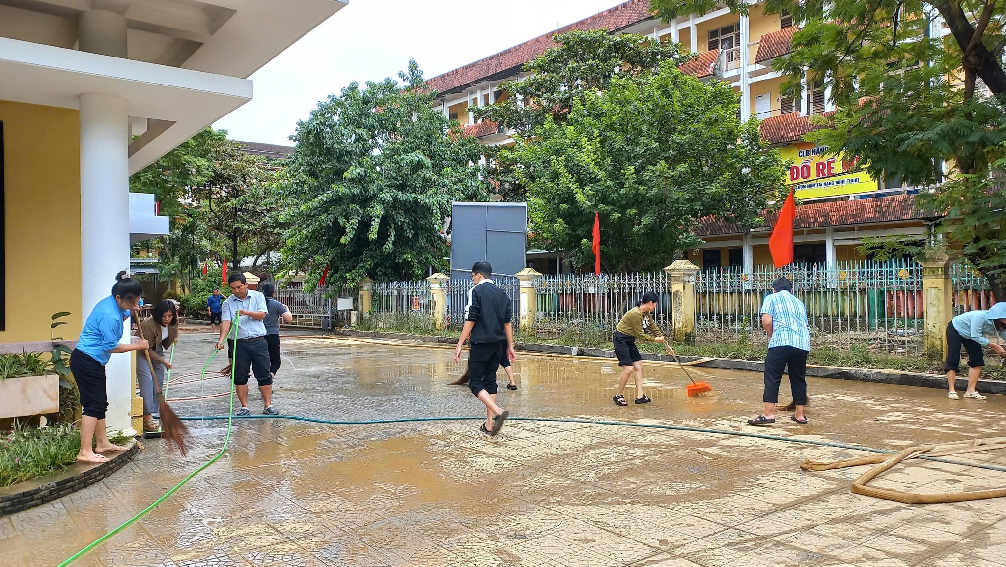 Trong khuôn viên các công sở, trường học các cán bộ, người PG88 Sòng bạc trực tuyến TOP 1 Việt Nam | Casino, Nổ Hũ tích cực dọn dẹp vệ sinhđể sớm trở lại làm việc