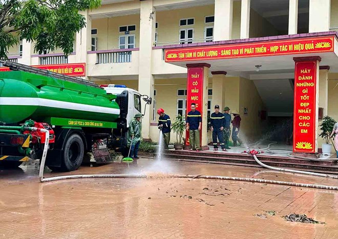 Công an Hà Tĩnh dùng xe bồn chở nước giúp Trường THCS Mỹ Duệ dọn bùn đất sau mưa lũ.&nbsp;