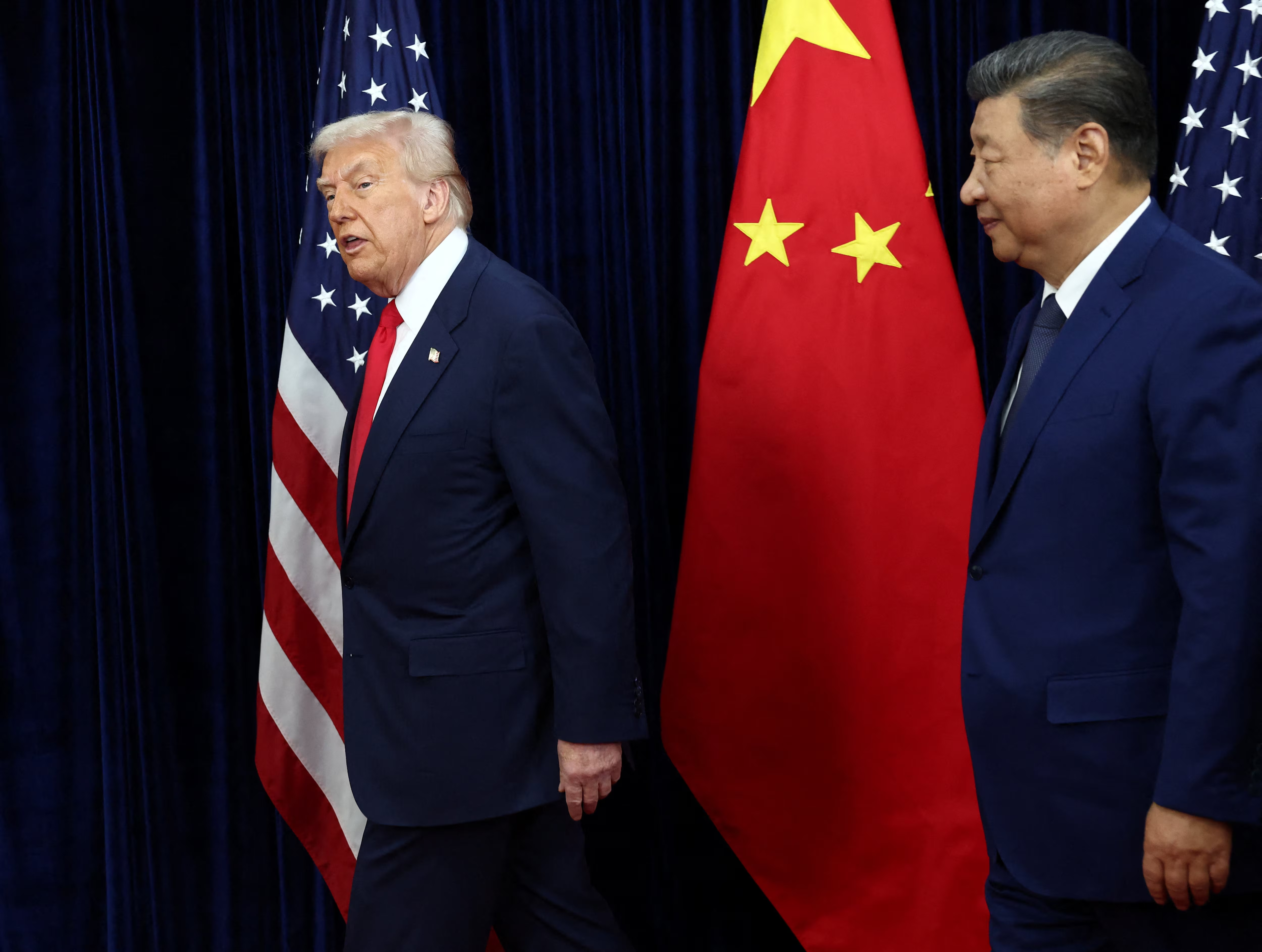 Tổng thống Mỹ Donald Trump (trái) và Chủ tịch Trung Quốc Tập Cận Bình trong cuộc gặp thượng đỉnh ở Busan, Hàn Quốc hôm 30/10/2025 - Ảnh: Reuters.