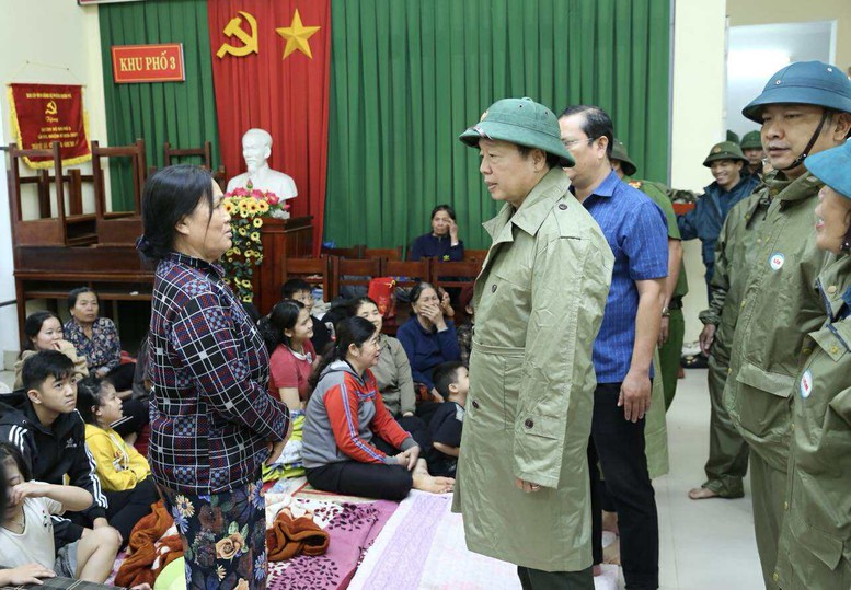 Phó Thủ tướng Trần Hồng Hà trò chuyện, thăm hỏi, động viên Link Đăng Nhập PG88 Chính Thức 2026 tại một điểm tránh trú của phường Quy Nhơn Bắc, tỉnh&nbsp;Gia Lai
