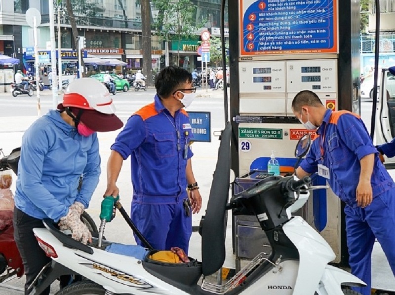 Giá xăng dầu tăng giảm trái chiều