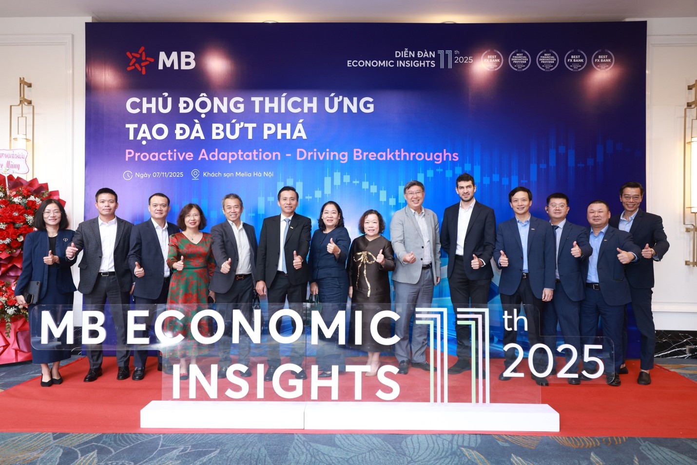 Ban lãnh đạo MB chụp ảnh lưu niệm cùng các chuyên gia Link Trang Chủ PG88.Com Mới #2026, lãnh đạo PG88 Link Dễ Nhớ Pg88.com xuất nhập khẩu trước giờ khai mạc.