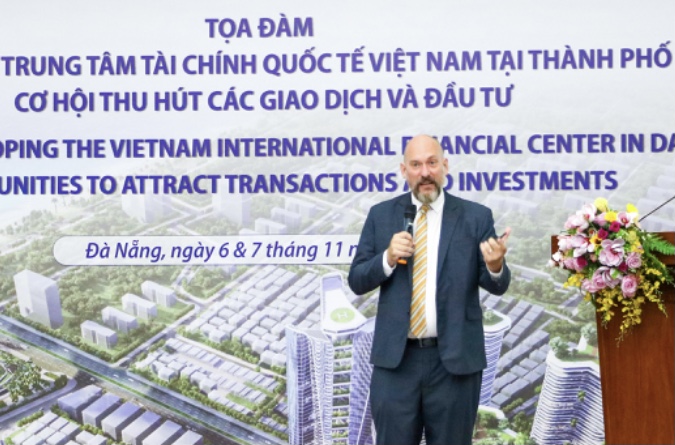 Ông Rich Mc Clellan, thành viên Ban tư vấn Trung tâm Pg88hi tỷ lệ thưởng hấp dẫn quốc tế Việt Nam, chia sẻ tại tọa đàm.