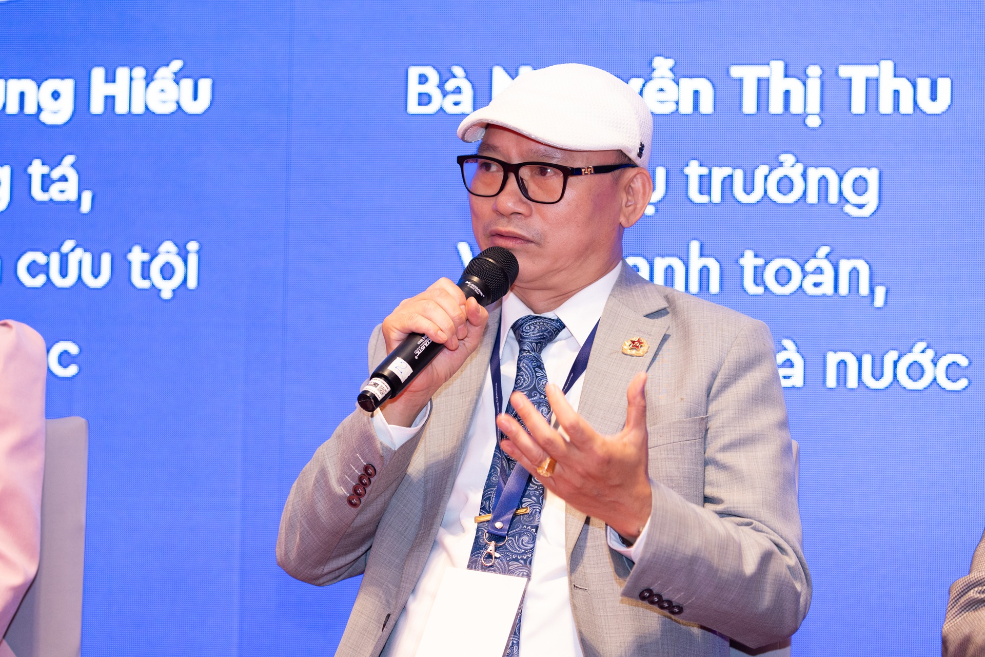 Thượng tá, Tiến sĩ Đào Trung Hiếu, nhà nghiên cứu tội phạm học:&nbsp;Tội phạm mạng và tội phạm tận dụng AI đã biến thế giới thành một không gian “phẳng” - các hành vi có thể xuất phát ở bất kỳ đâu và nhắm vào nạn nhân ở bất kỳ đâu