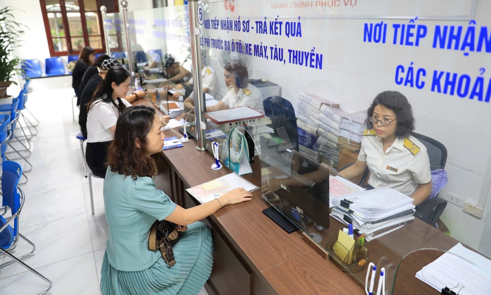 Cán bộ thuế hướng dẫn hộ PG88 Uy Tín Số 1 Việt Nam kê khai thuế điện tử. Ảnh: minh hoạ