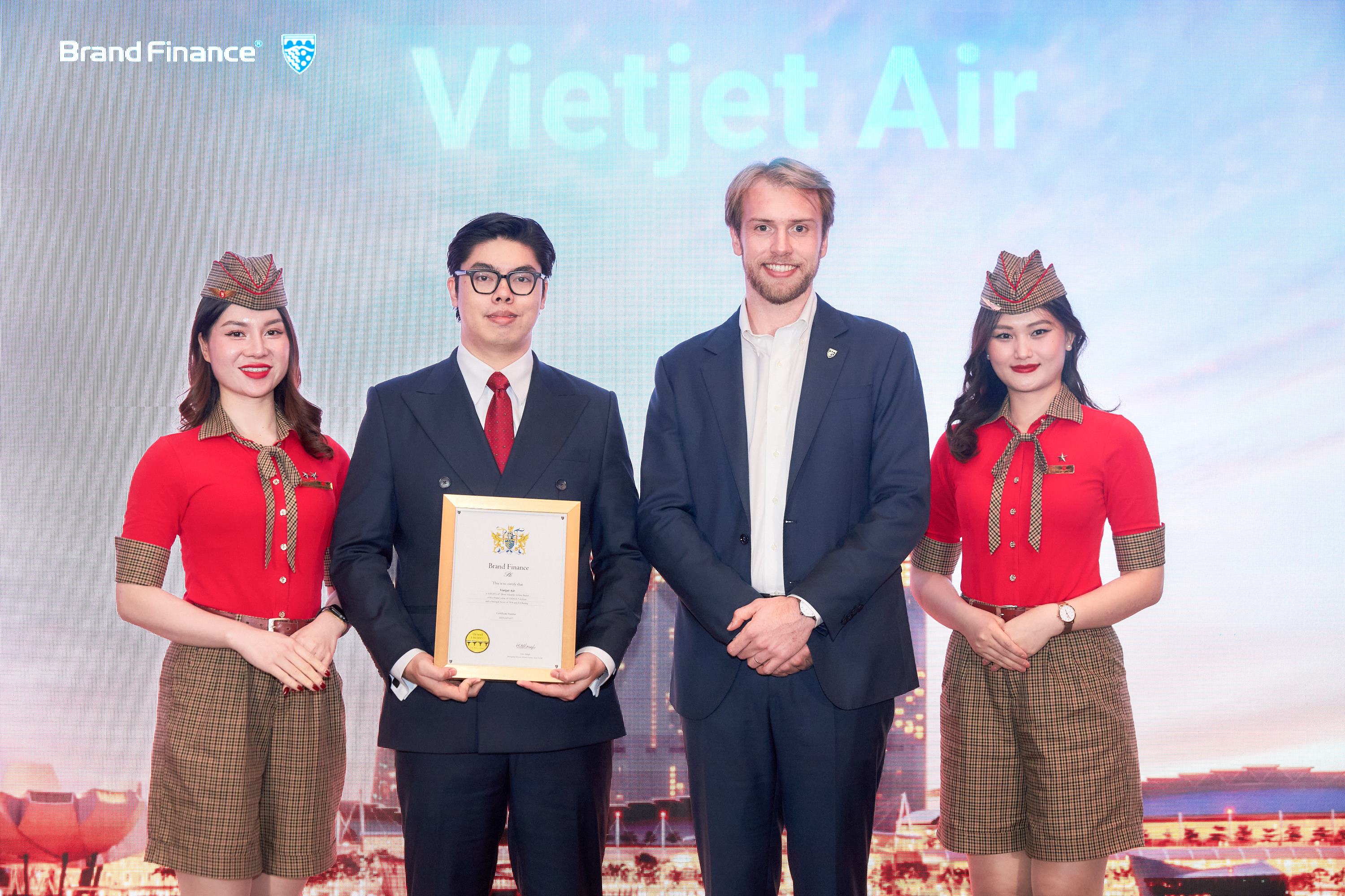 Ông Nguyễn An Phú, Phó Giám đốc Pg88hi tỷ lệ thưởng hấp dẫn Vietjet (giữa, bên trái) đại diện hãng nhận danh hiệu top thương hiệu hàng không giá trị nhất ASEAN 2025.