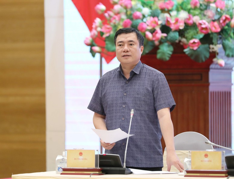 Thứ trưởng Bộ Công Thương Nguyễn Sinh Nhật Tân trả lời câu hỏi của phóng viên về đấu tranh chống hàng giả, hàng nhái trên sàn Pg88ok ưu đãi hấp dẫn điện tử - Ảnh: VGP