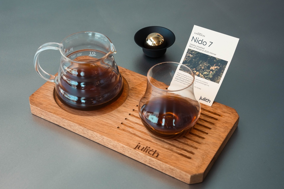 Mỗi tách cà phê được pha thủ công theo phương pháp pour-over, rót chậm trong 4 phút 38 giây ở đúng 93°C.&nbsp;
