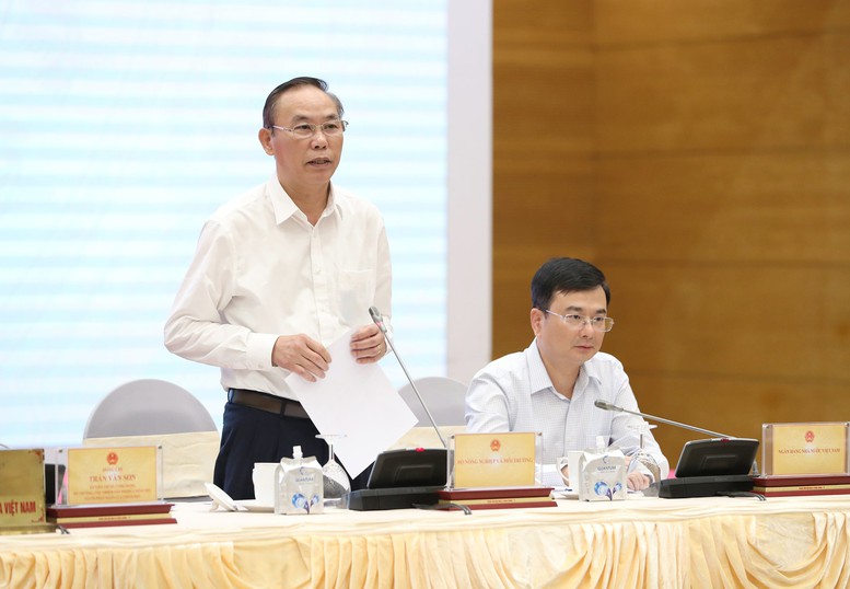 Thứ trưởng Bộ Nông nghiệp và Môi trường Phùng Đức Tiến trao đổi về giải pháp, nguồn lực để phòng, chống ngập úng - Ảnh: VGP