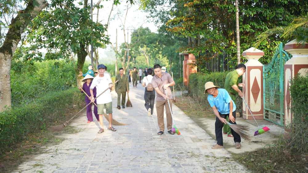 Nhân dân phường Phong Dinh và các lực lượng đang dọn dẹp tại trục đường chính dẫn vào Làng cổ Phước Tích.&nbsp;