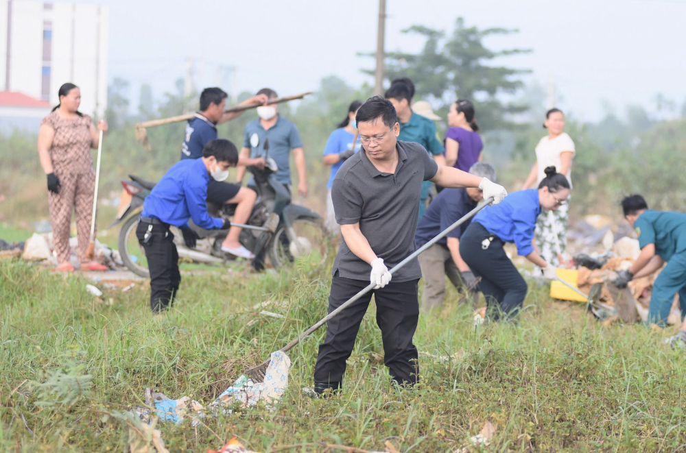  Phó Chủ tịch Thường trực UBND thành phố Huế Nguyễn Thanh Bình cùng các lực lượng tham gia tổng dọn vệ sinh.