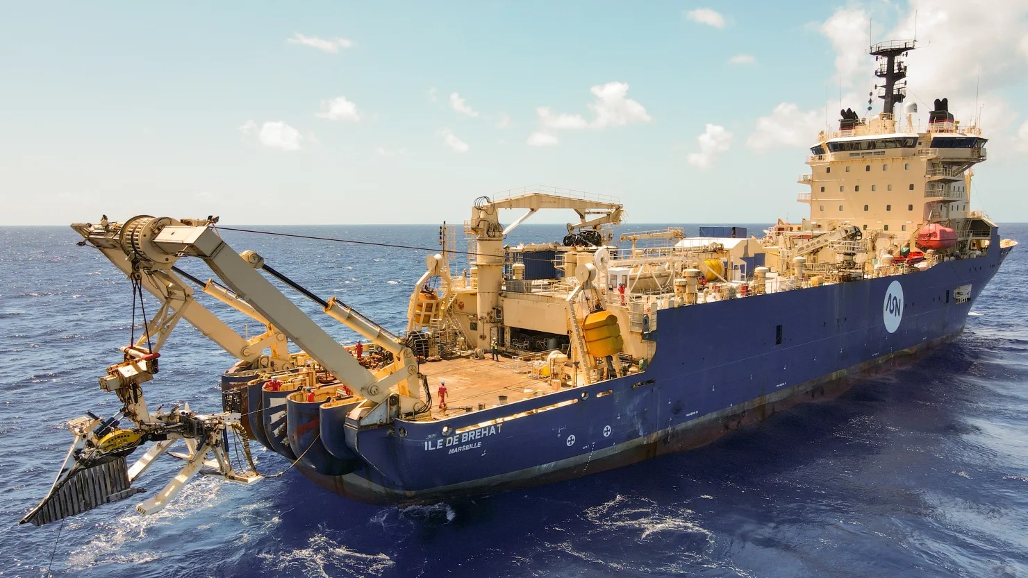 Một con tàu thuộc Alcatel Submarine Networks đang triển khai máy để lắp đặt cáp viễn thông dưới biển.