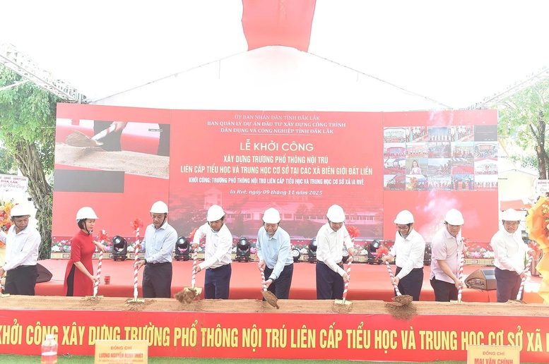 Phó Thủ tướng Mai Văn Chính cùng các đại biểu thực hiện nghi thức khởi công xây dựng Trường Phổ thông nội trú liên cấp tiểu học và trung học cơ sở (TH – THCS) tại xã Ia Rvê, Đắk Lắk - Ảnh: VGP/Giang Thanh