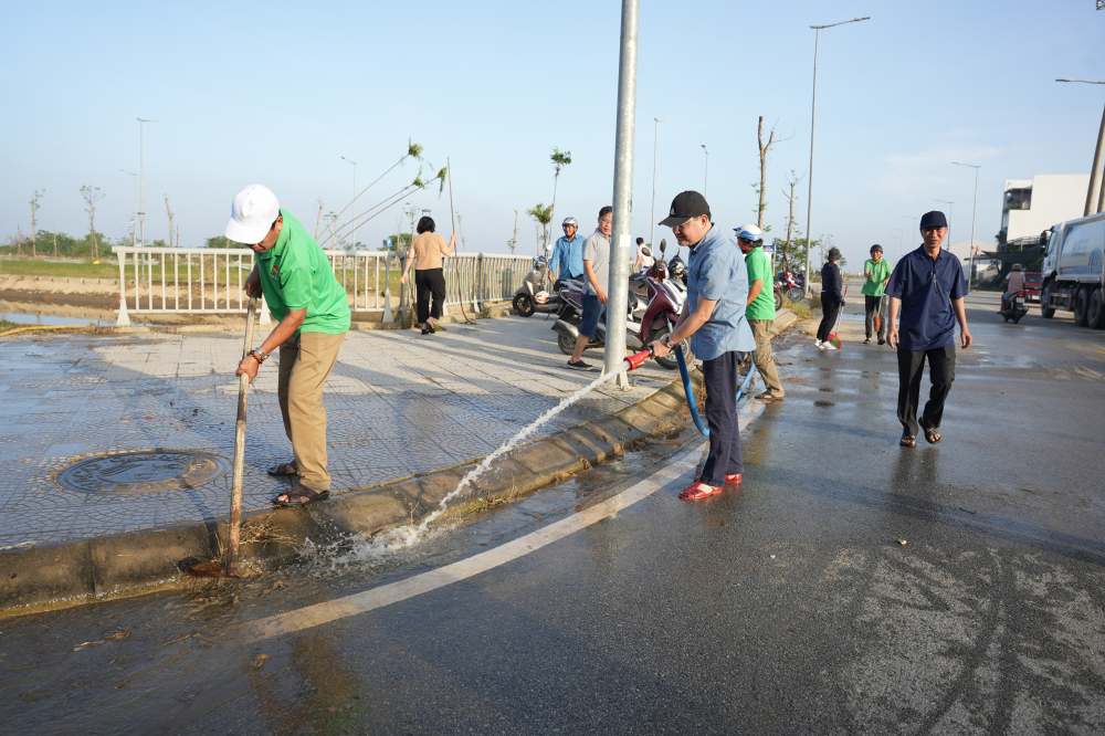 Phó Chủ tịch UBND thành phố Huế Hoàng Hải Minh (phải) cùng Link Đăng Nhập PG88 Chính Thức 2026 phường Hương An tổng dọn vệ sinh.&nbsp;Để làm sạch môi trường, tạo cảnh quan sáng - xanh - sạch - đẹp và phòng ngừa dịch bệnh, chính quyền phường Hương An huy động gần 100 cán bộ, công chức, đoàn viên, lực lượng vũ trang và Link Đăng Nhập PG88 Chính Thức 2026 cùng Công ty CP Công trình & Môi trường đô thị Huế thu gom rác, dọn bùn đất, khơi thông cống rãnh.