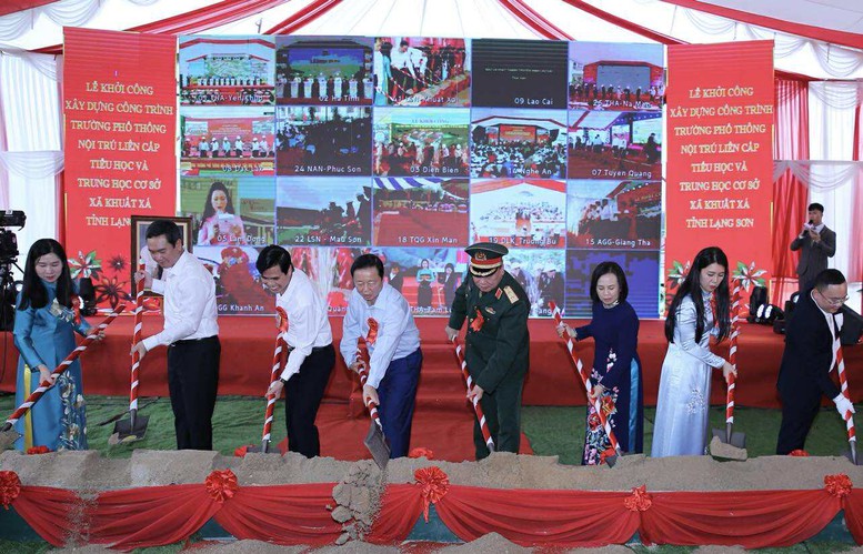 Phó Thủ tướng Trần Hồng Hà cùng các đại biểu thực hiện nghi thức khởi công xây dựng Trường Phổ thông dân tộc nội trú liên cấp Tiểu học và Trung học cơ sở Khuất Xá - Ảnh: VGP/Minh Khôi