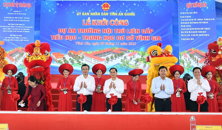 Phó Thủ tướng Bùi Thanh Sơn cùng các đại biểu thực hiện nghi thức khởi công xây dựng Trường Nội trú liên cấp Tiểu học-THCS Vĩnh Gia, xã Vĩnh Gia, tỉnh An Giang - Ảnh: VGP/Hải Minh