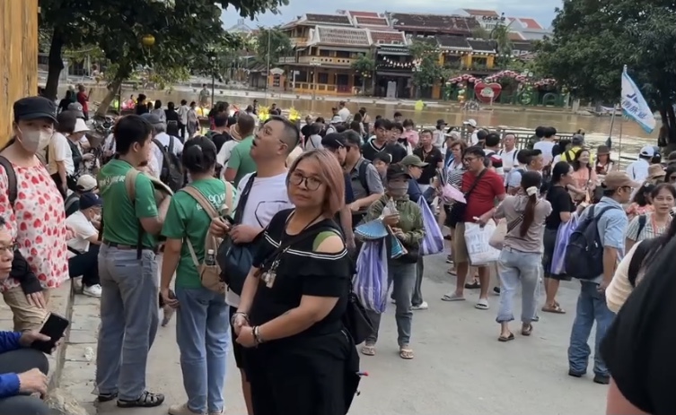 Ngay sau mưa, nước sông còn dâng cao nhưng khách du lịch quốc tế vẫn tấp nập đến Hội An.