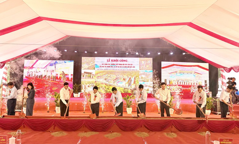Phó Thủ tướng Nguyễn Chí Dũng cùng các đại biểu thực hiện nghi thức khởi công xây dựng Trường Phổ thông nội trú liên cấp Tiểu học và Trung học cơ sở Minh Tân - Ảnh: VGP/Thu Sa