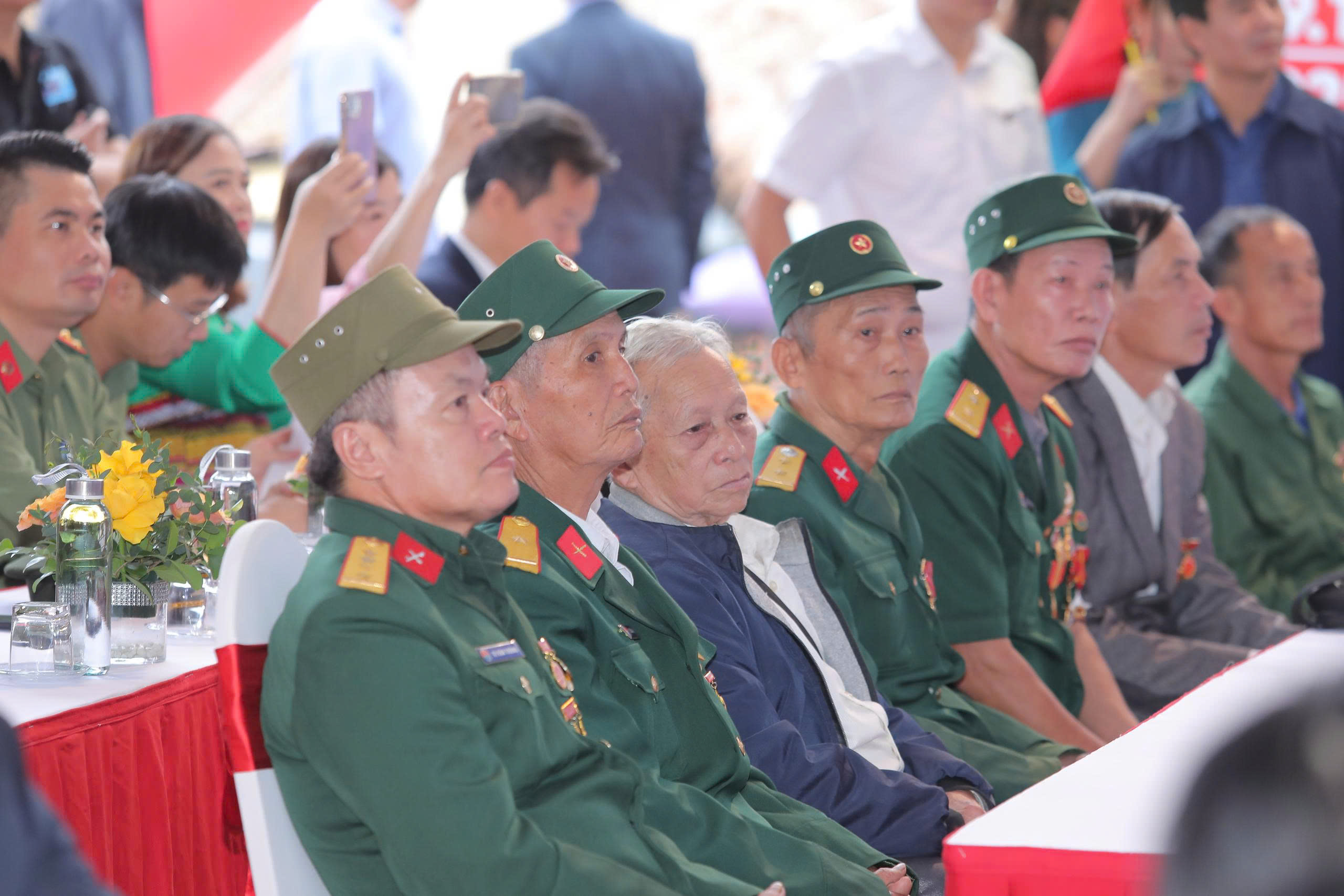 Các địa biểu và đông đảo bà con nhân dân đến dự lễ khởi công&nbsp;