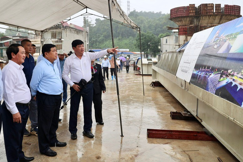 Phó Thủ tướng kiểm tra thực địa nút 6Pg88.com hơn 1000 trò chơi hấp dẫn tại tuyến nối giữa thành phố Hà Giang trước kia và cao tốc Tuyên Quang - Hà Giang. Ảnh: Báo VGP