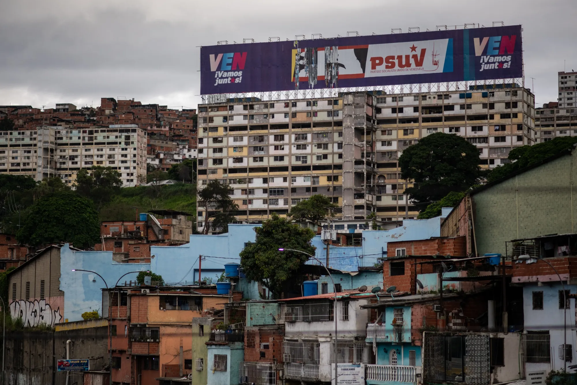 Một góc thủ đô Caracas của Venezuela - Ảnh: Bloomberg.
