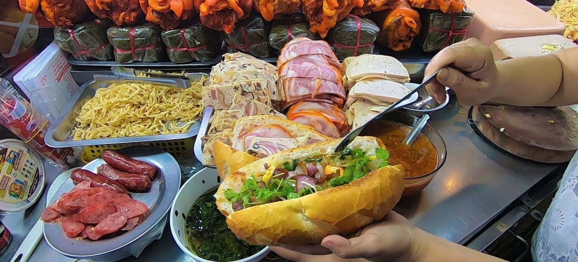 Các cửa hàng buôn bán thực phẩm chế biến sẵn phải đảm bảo vệ sinh an toàn thực phẩm, bảo quản lạnh dưới 5 độ C.&nbsp;